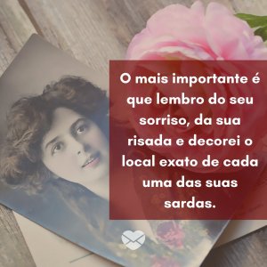 Canva/Mensagens com Amor 'O mais importante é que lembro do seu sorriso, da sua risada e decorei o local exato de cada uma das suas sardas.' - Dia da Lembrança