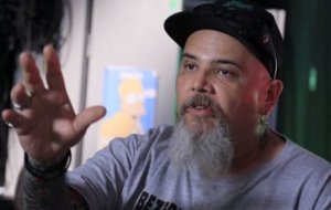 Reprodução/ O fuxico João Gordo dando entrevista, usando boné