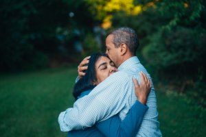 Unsplash Homem e mulher se abraçando em jardim