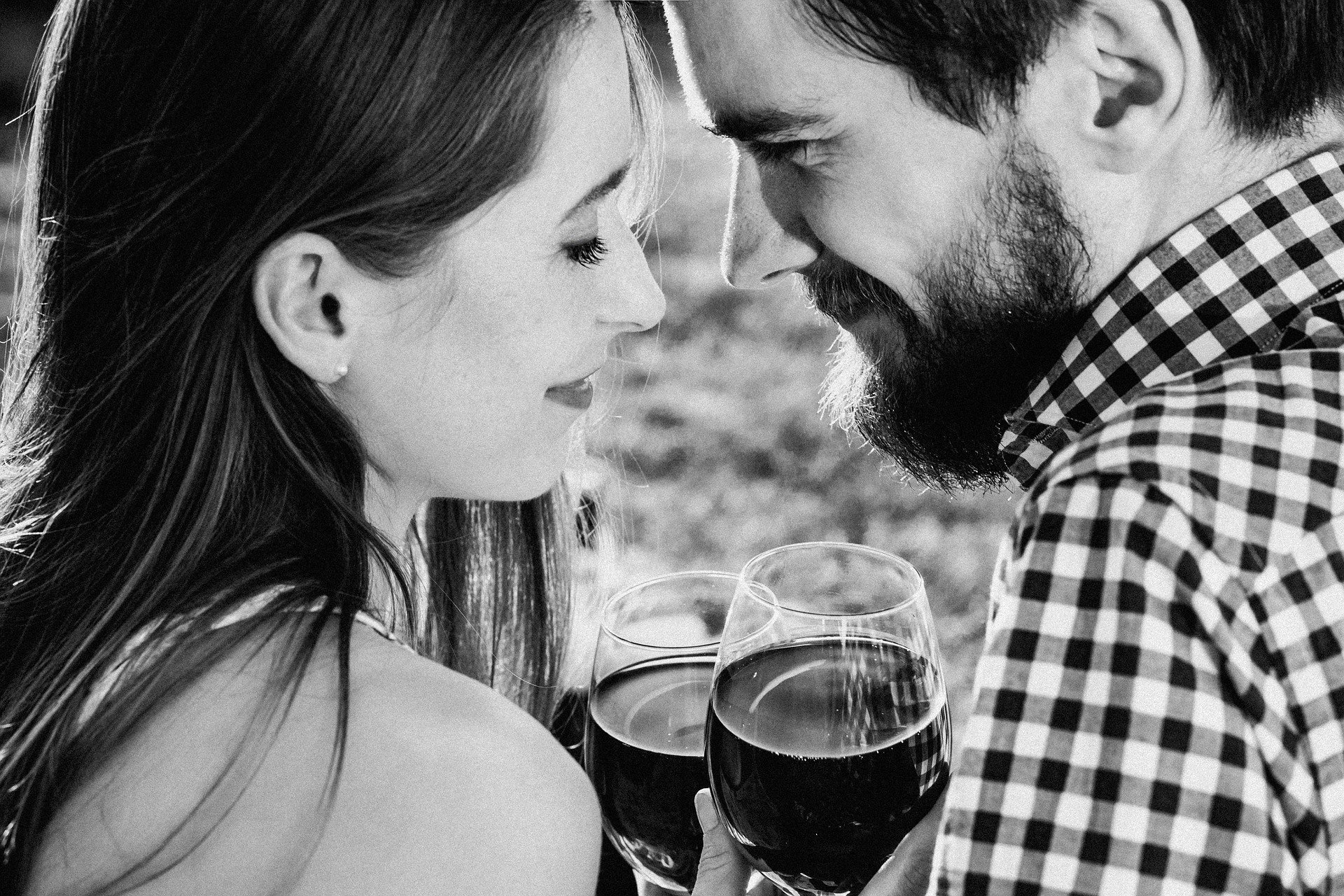 Homem e mulher segurando taça de vinho