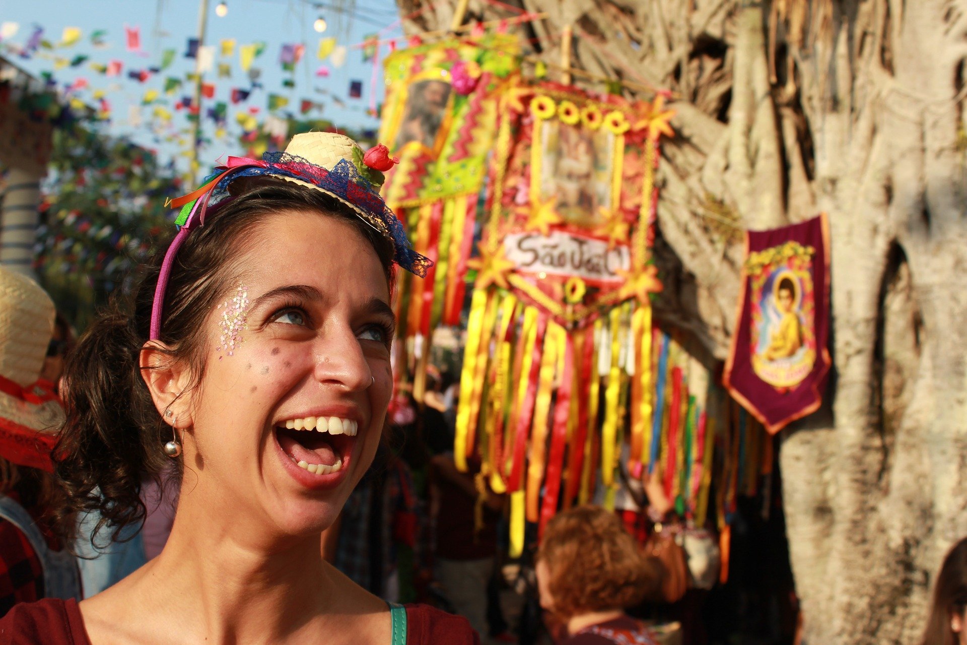 Mulher sorrindo em festa de São João