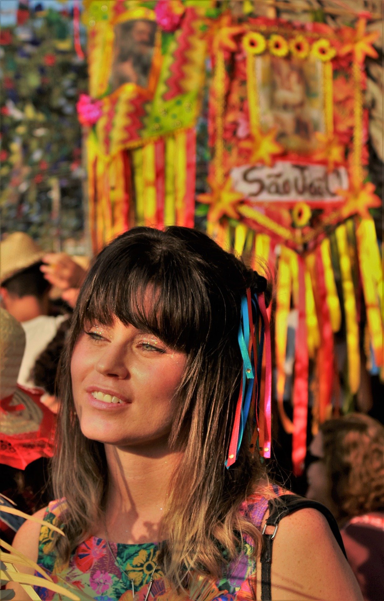 Mulher sorrindo usando roupas características de festa junina