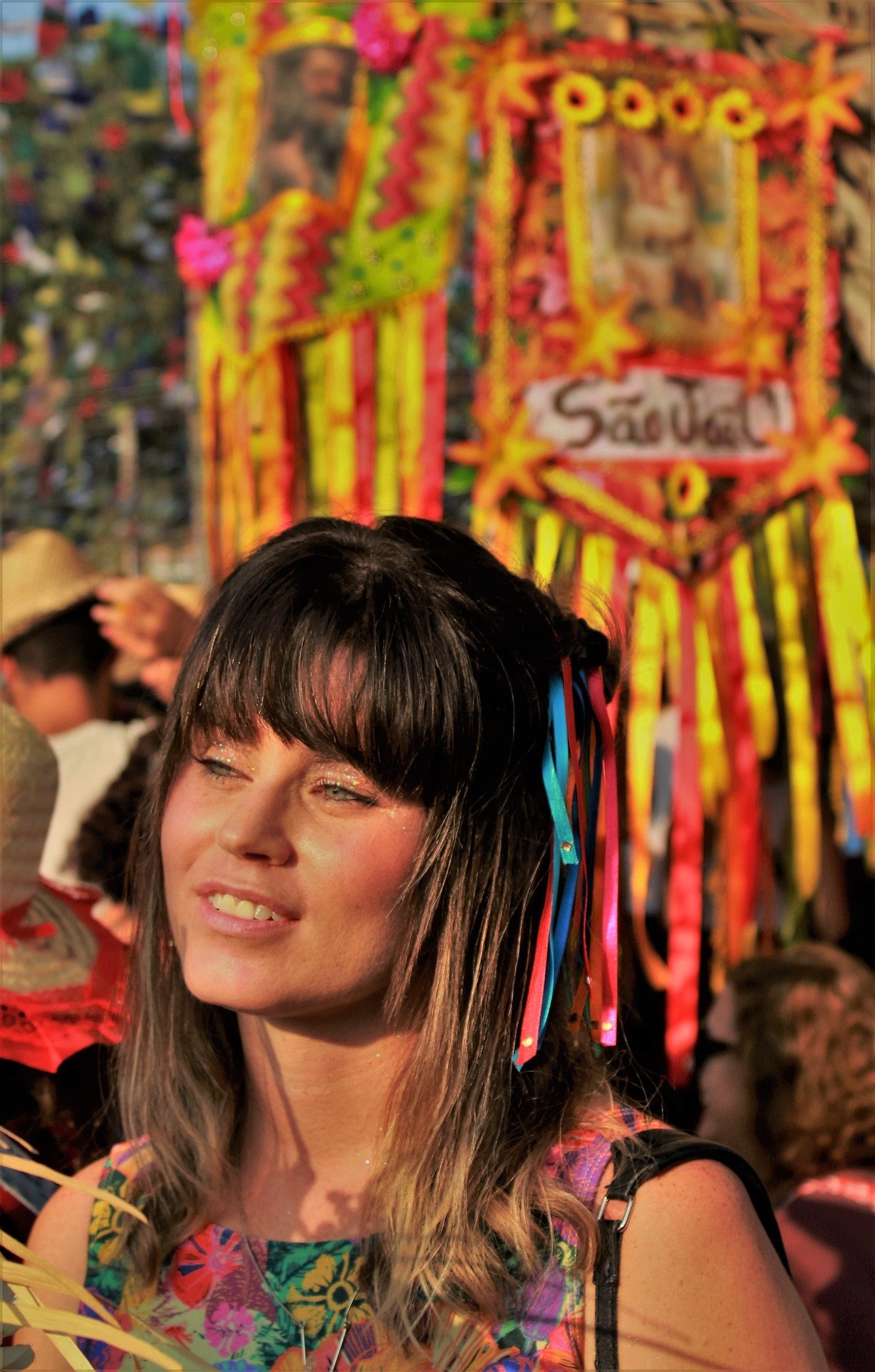 Pixabay Mulher sorrindo usando roupas características de festa junina