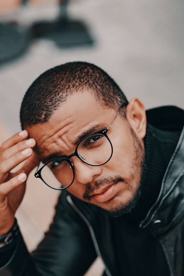 Unsplash Homem com a mão na cabeça pensativo