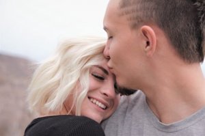Pixabay Homem beijando testa de mulher