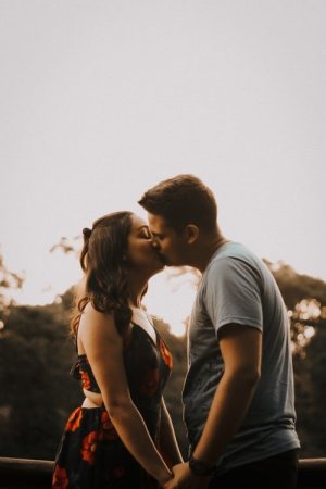 Unsplash Homem beijando mulher