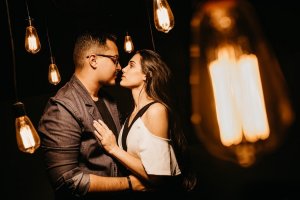 Unsplash Homem e mulher se olhando abraçados