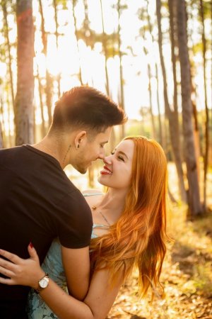 Unsplash Homem beijando mulher