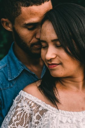 Unsplash Homem e mulher abraçados