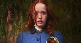 Personagem principal da série Anne with an E com os cabelos ao vento