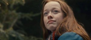 Reprodução/ jovem nerd Personagem principal da série Anne with an E olhando o horizonte