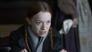 Reprodução/Mix de séries Personagem principal da série Anne with an E com os cabelos trançados falando