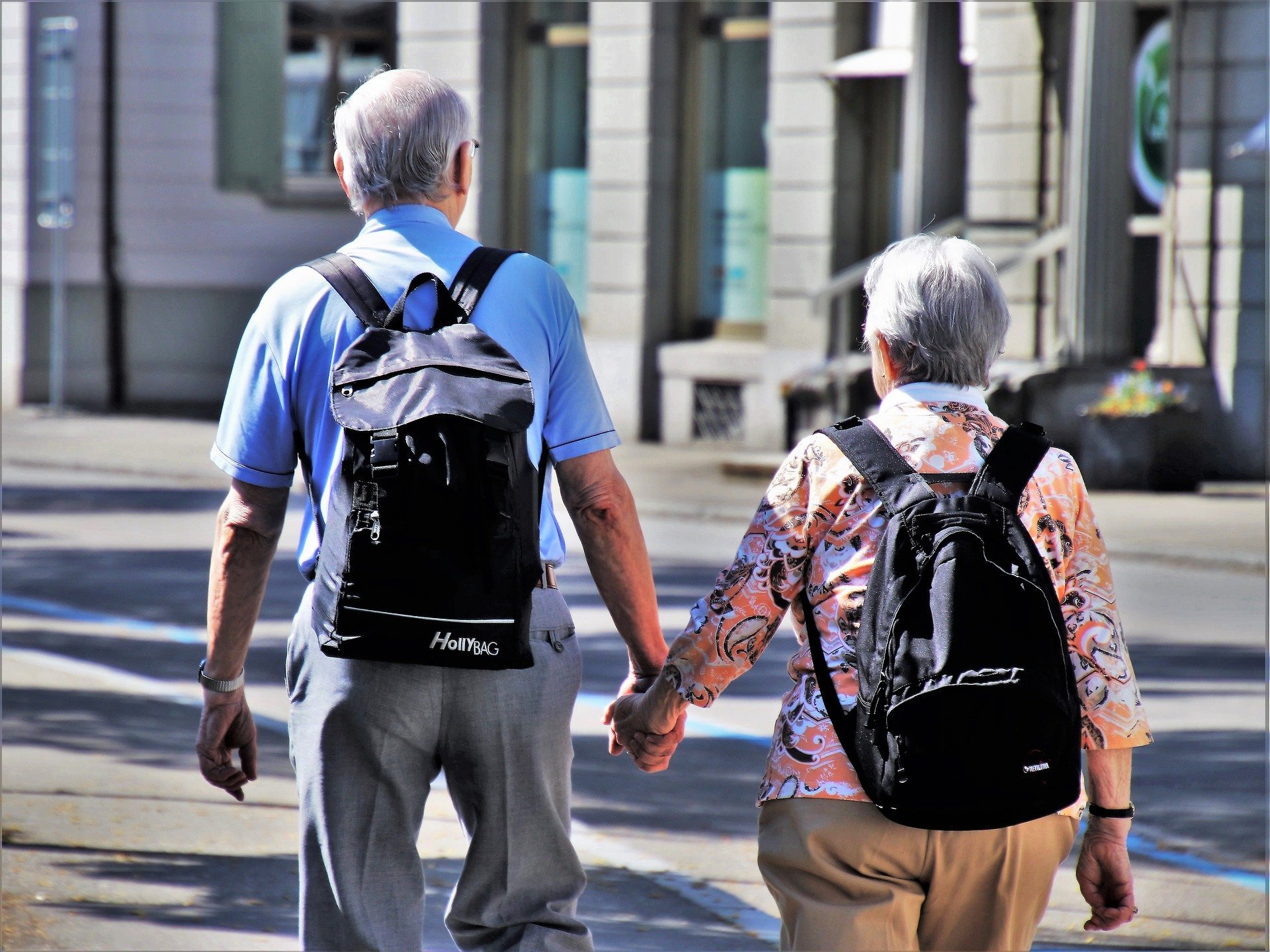 Homem e mulher idosos caminhando de mãos dadas