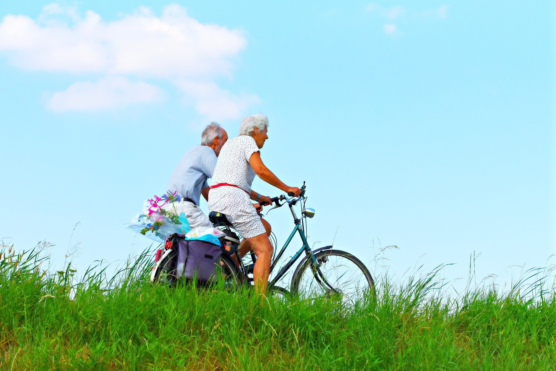 Casal de idosos andando de bicicleta