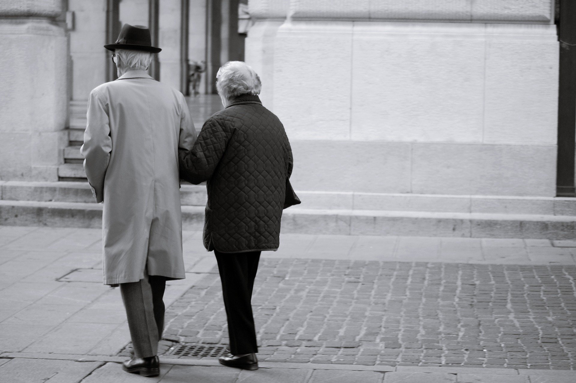 Casal de idosos caminhando na rua