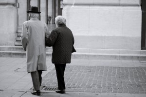 Pixabay Casal de idosos caminhando na rua