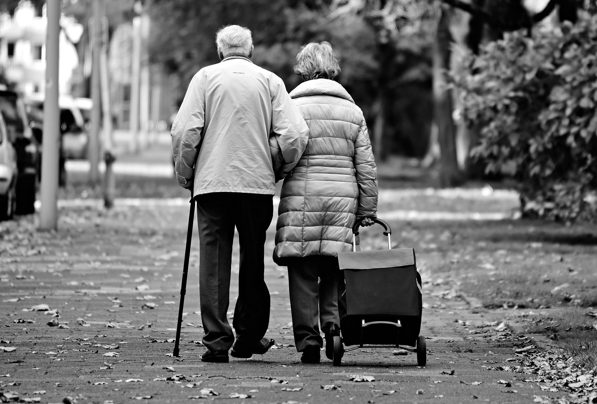Casal de idosos caminhando juntos