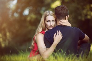 Pixabay Homem e mulher se abraçando sentados em grama