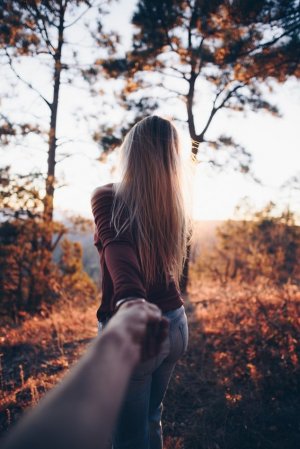 Unsplash Mulher segurando na mão de homem