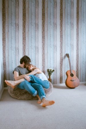 Unsplash Casal abraçados sentados em pufe
