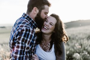 Unsplash Homem beijando mulher