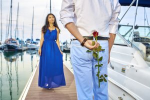 Pixabay Homem segurando rosa para mulher