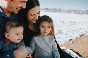Unsplash Pais segurando filhos sorrindo