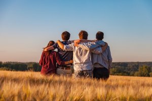 Unsplash Família abraçada