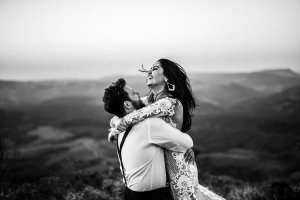 Unsplash Homem abraçando mulher sorrindo