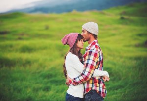 Unsplash Homem beijando testa de mulher