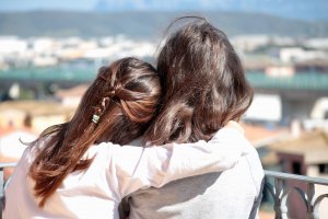 Pixabay Mulheres se abraçando
