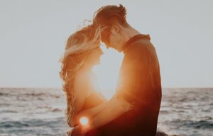 Unsplash Homem e mulher se abraçando