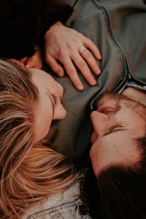 Unsplash Casal abraçados