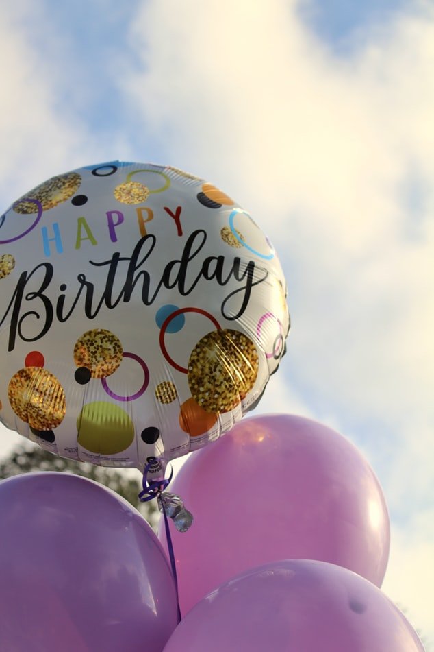 Balão escrito feliz aniversário em inglês