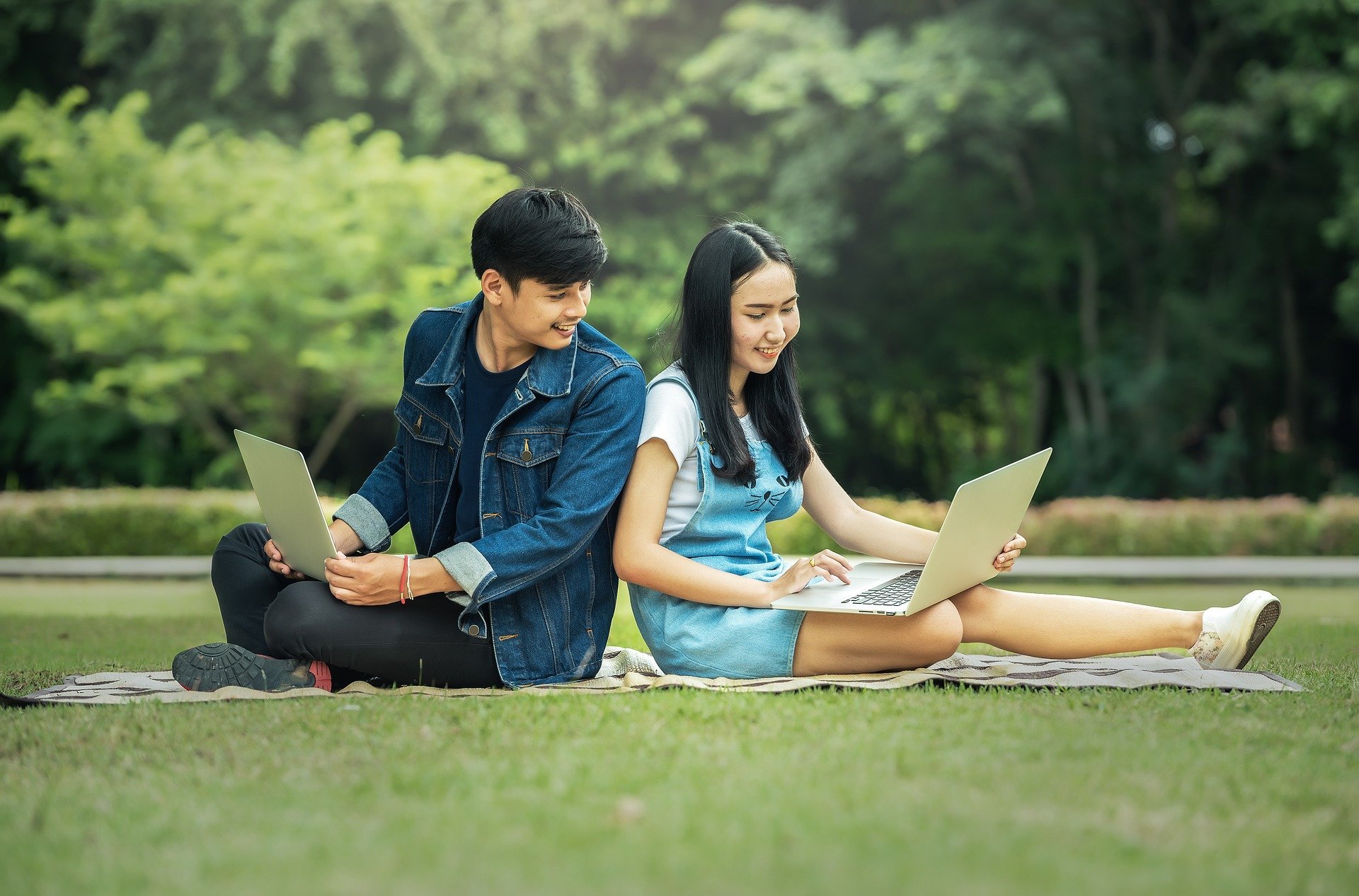 Pixabay Homem e mulher sentados em parque