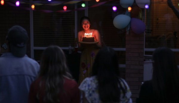 Unsplash Mulher segurando bolo de aniversário
