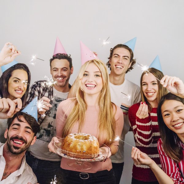 Pixabay Amigos comemorando aniversário