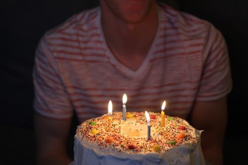 Unsplash Pessoa e bolo de aniversário