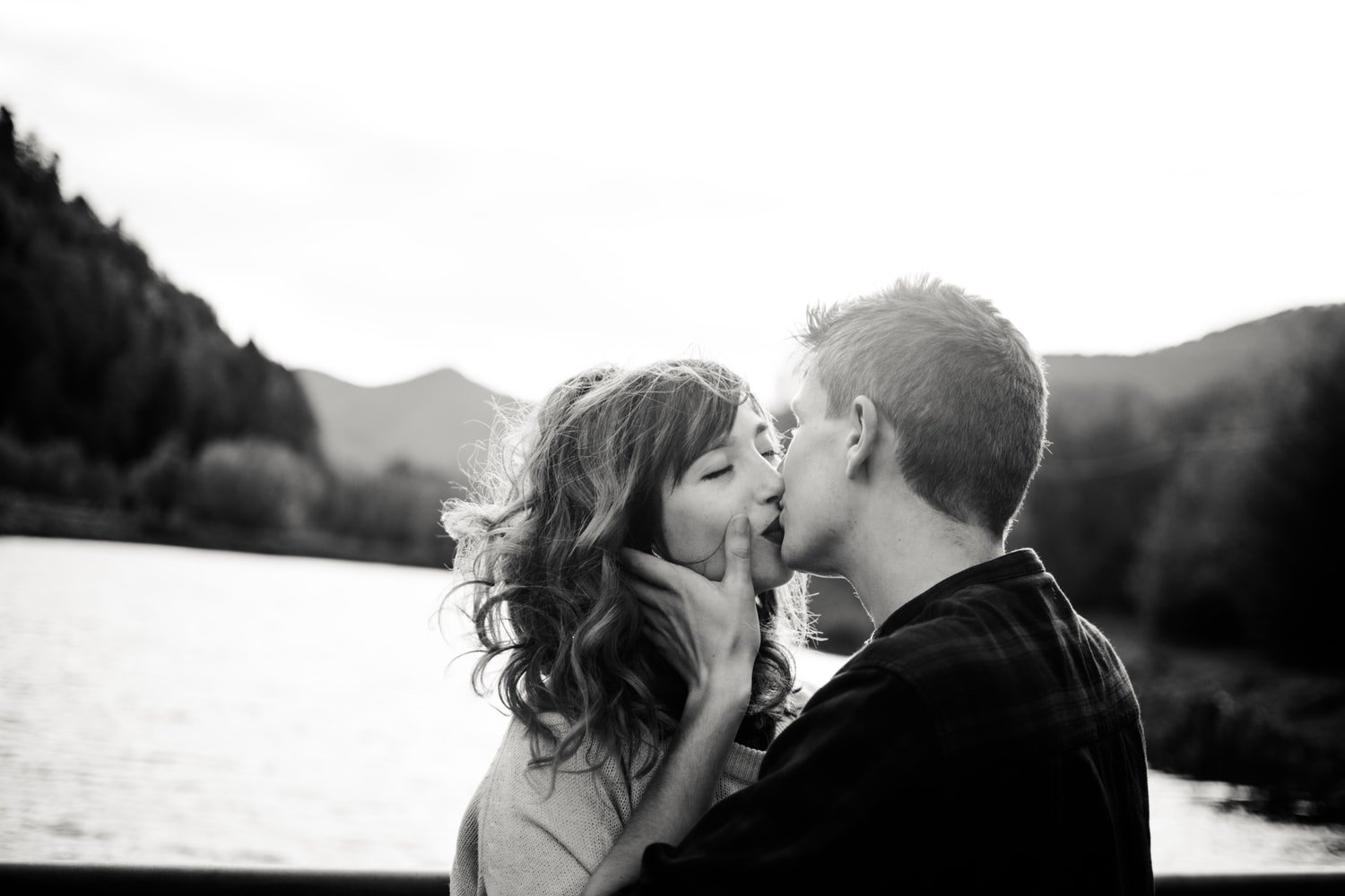 Foto preta e branca de casal se beijando