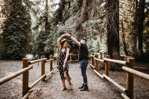 Casal dançando em bosque