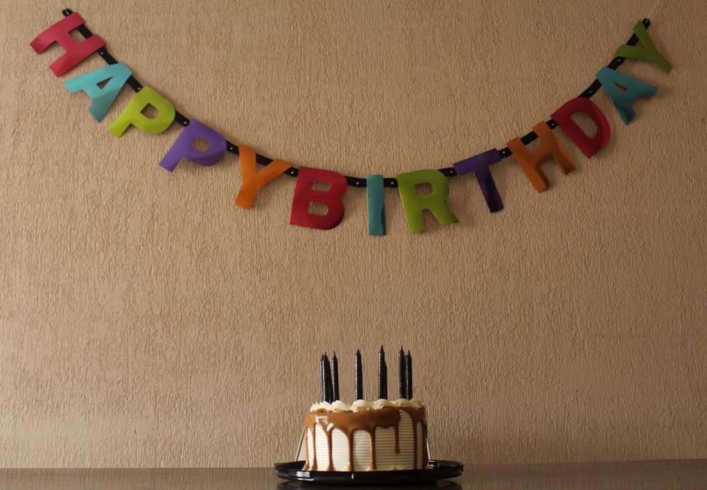 Feliz aniversário escrito em inglês e bolo