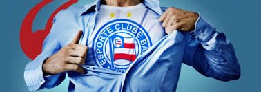 Reprodução/ Colando Pixel Torcedor do Bahia abrindo camiseta social para mostrar camiseta do time
