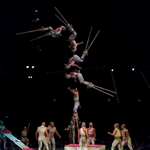 Artistas de circo se apresentando