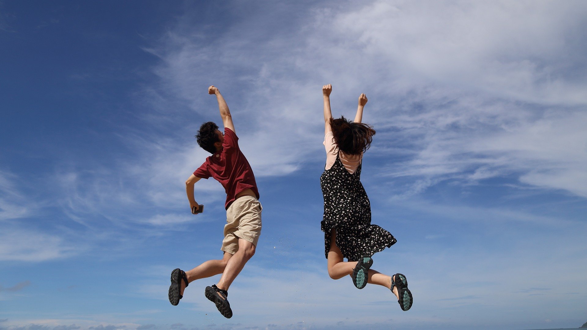 Homem e mulher pulando