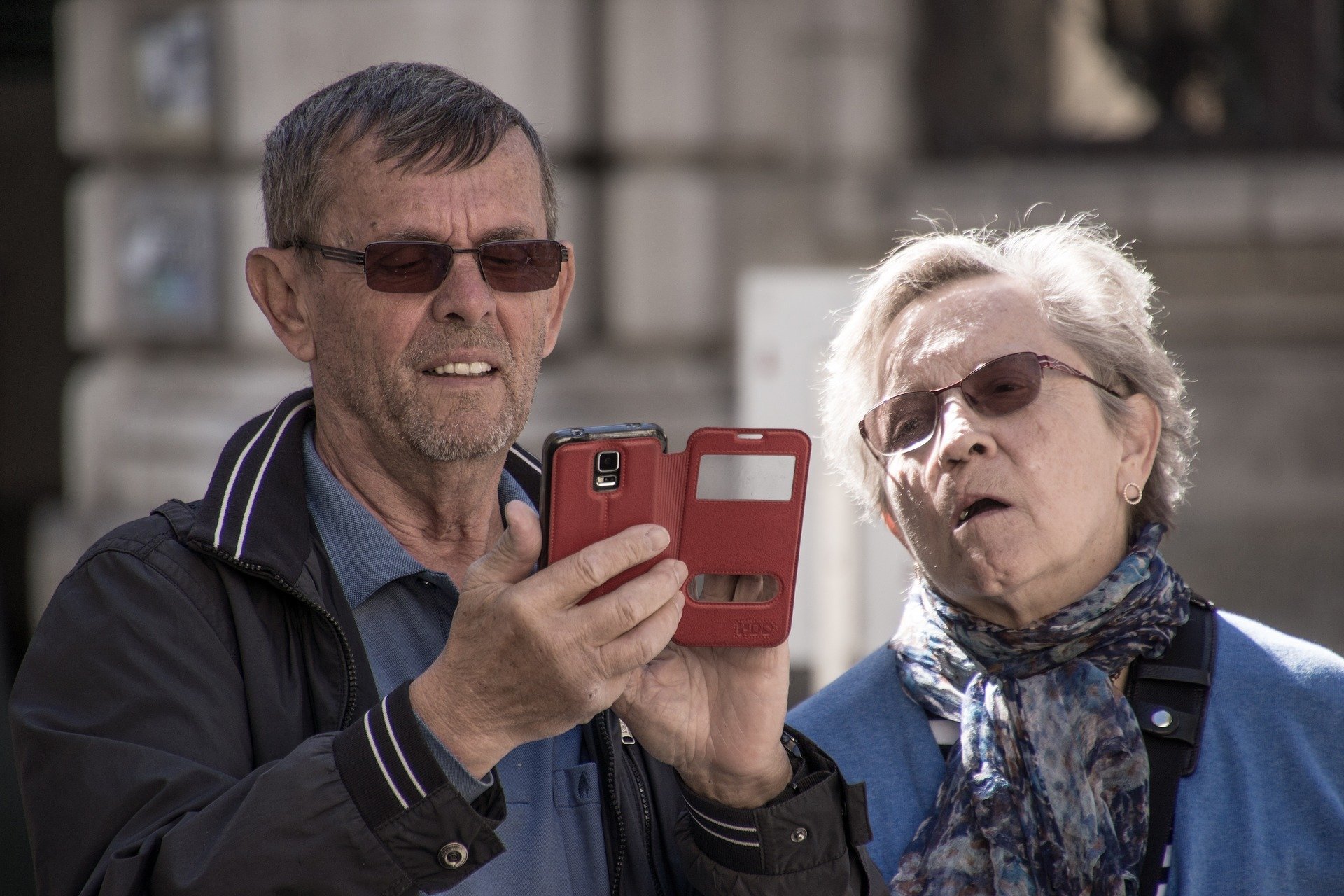 Casal de idosos mexendo em celular