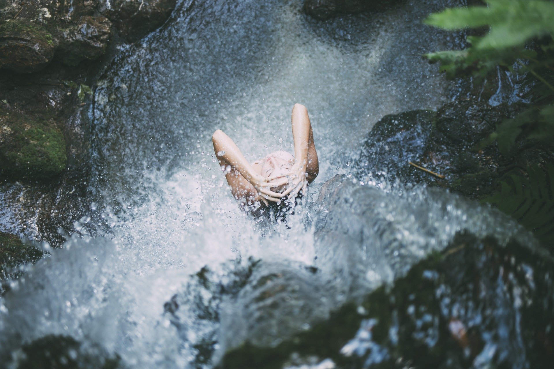 Pessoa se banhando em cachoeira