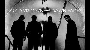 Integrantes da banda Joy Division em capa de álbum
