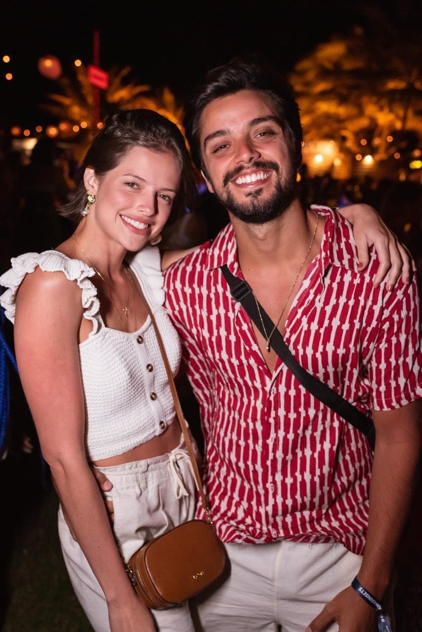 Agatha Moreira e Rodrigo Simas em festa na praia