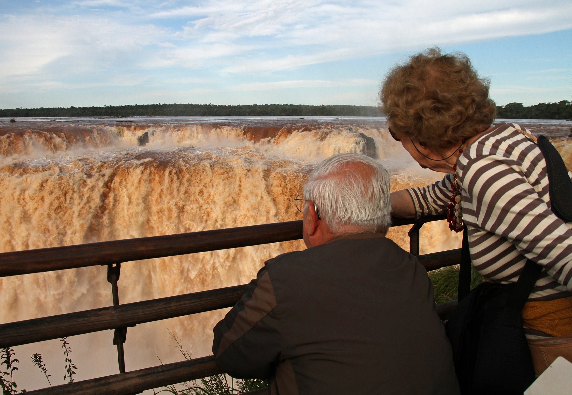 Casal de idosos observando cachoeira