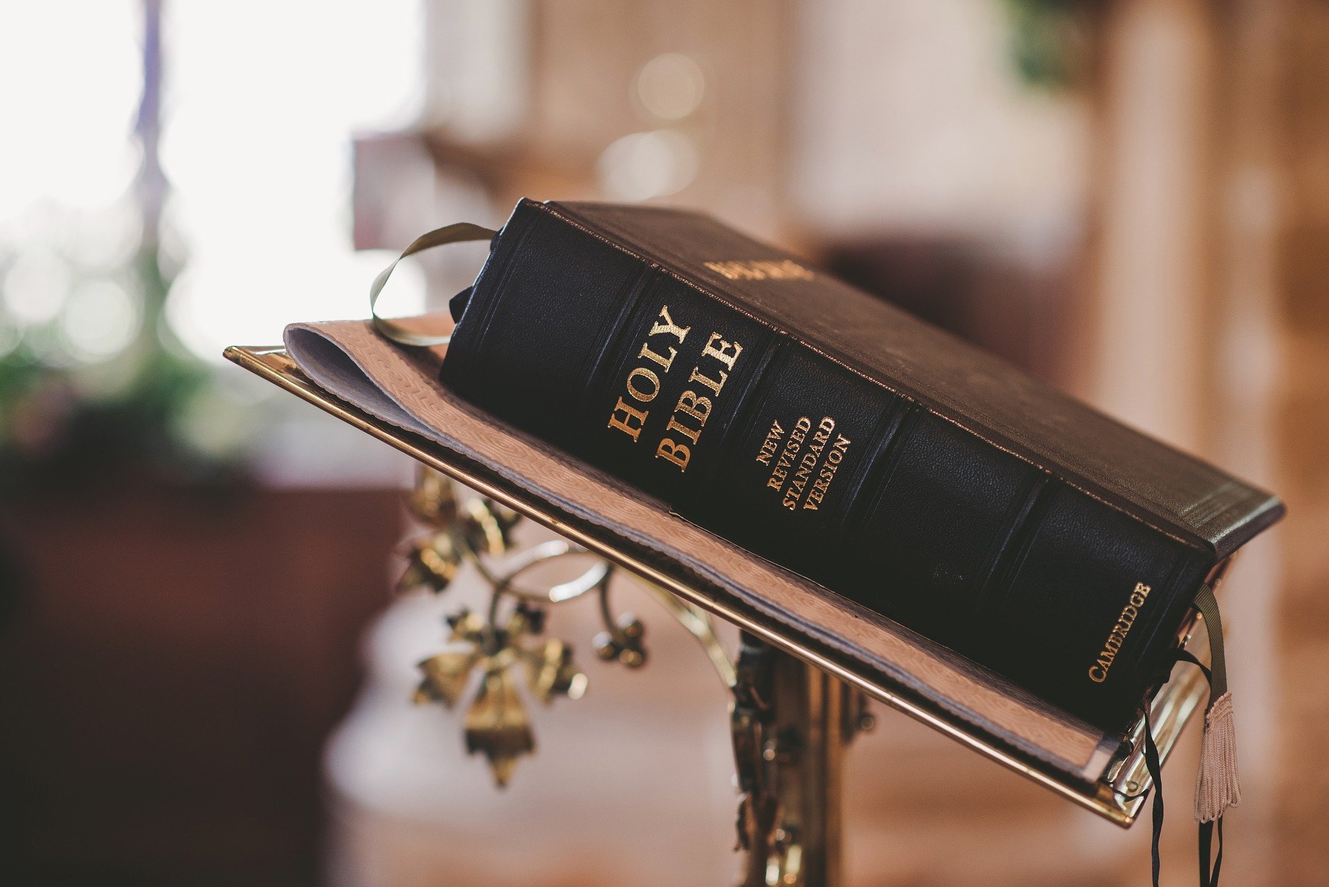 Bíblia em cima de púlpito